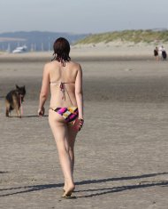 kobieta w stroju kąpielowym na plaży