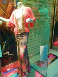 Manekin na wystawie sklepu odzieżowego