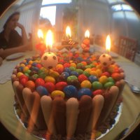 kolorowy tort urodzinowy